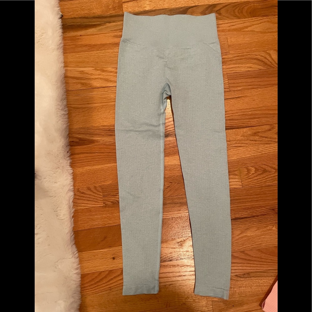 Light blue ribbed workout leggings